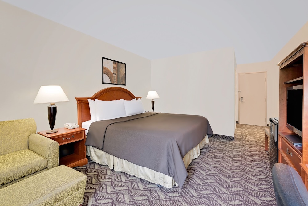Suite, 1 King Bed, Pool View photo 1
