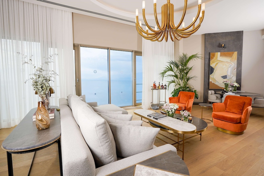 Infinity Suite (Urban Chic Lounge Access)