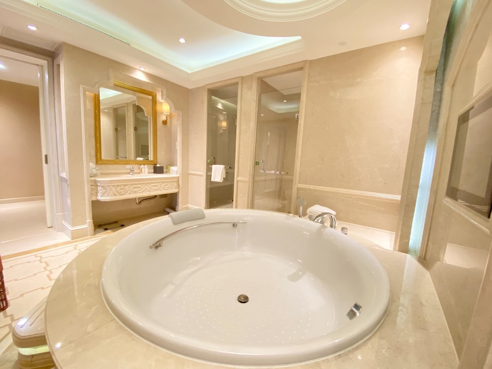 Suite, 1 King Bed (Living, Dining, Meeting) - Photo 7