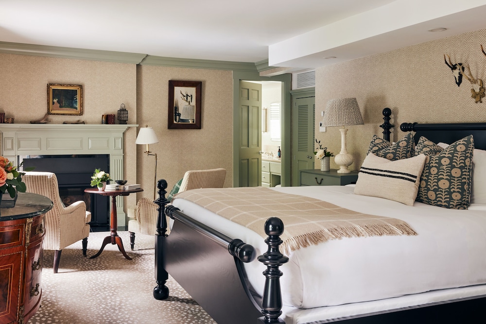 Junior Suite, 1 King Bed, Fireplace (May's Annex)