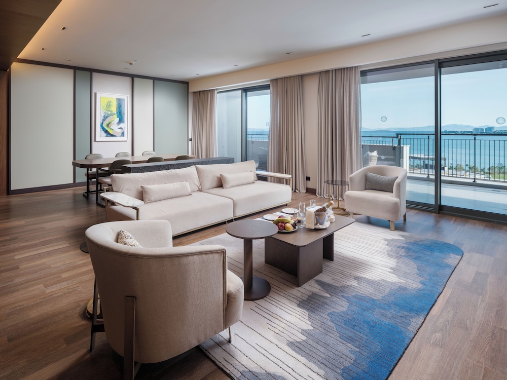 Presidential Suite with 3 Bedrooms & Private Pool Sea View 3+1 Room (Community Zone)