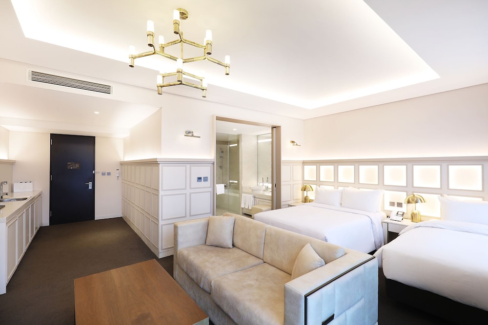 Junior Suite Family Twin (Complimentary Pool Access for 3) - Photo 4