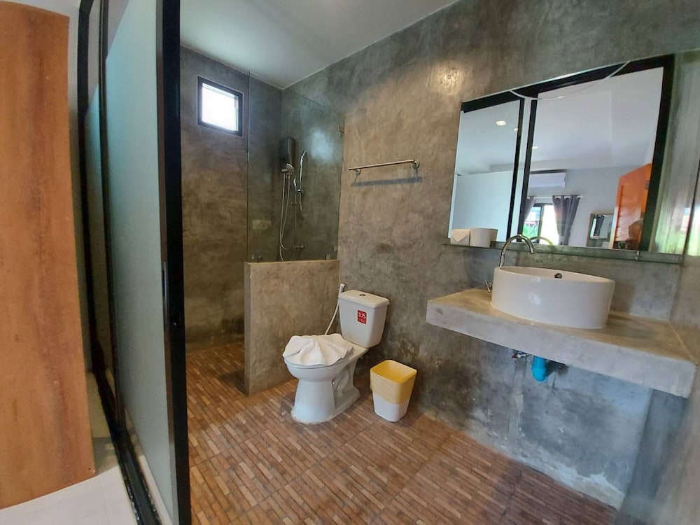 One Bedroom with Kitchen - Photo 2