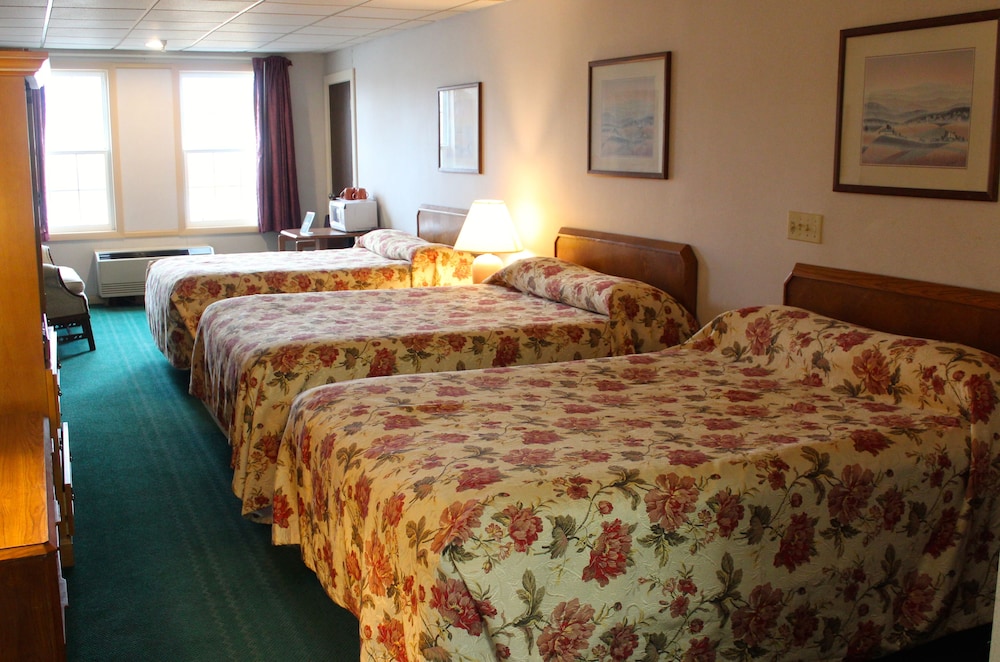 Family Room - Not Wheelchair Accessible - Photo 4