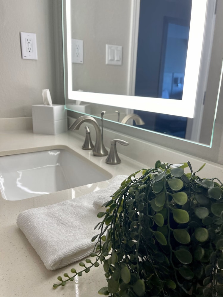 Deluxe View King Suite Ground Floor - Bayview - Photo 13