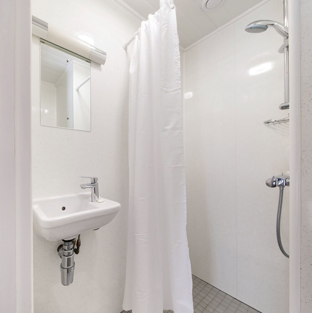 Budget triple ensuite (Basement Level) photo 3