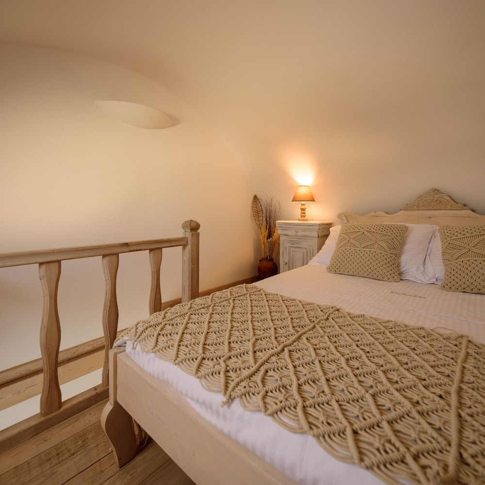 Junior Maisonette with Sea View & Caldera View