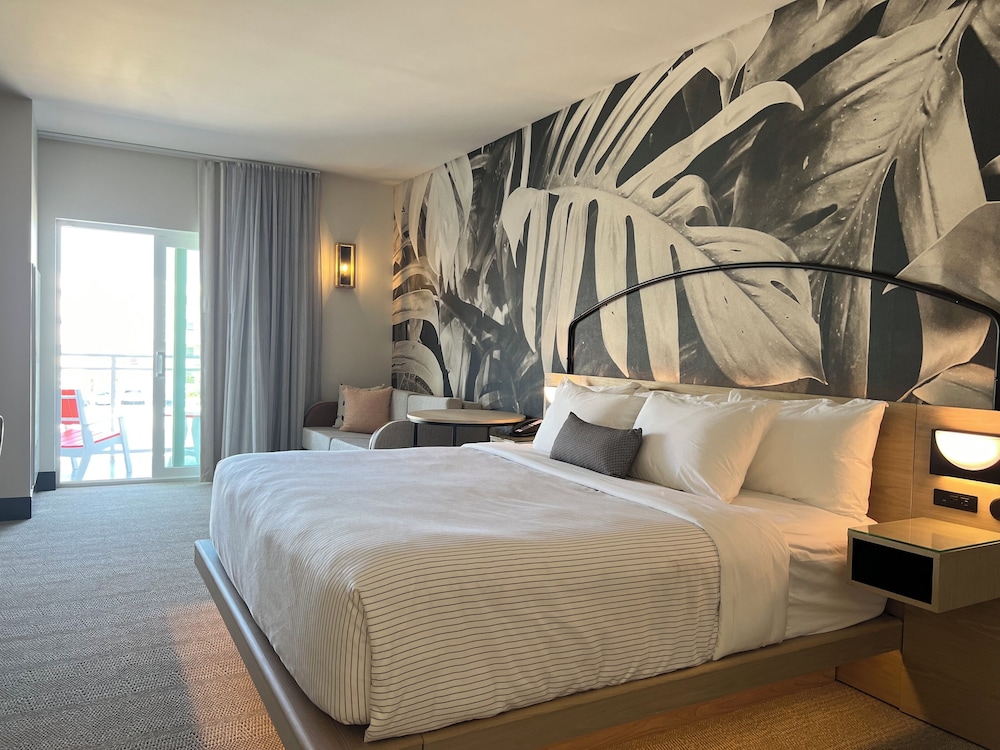 Standard Room, 1 King Bed with Sofa bed, Non Smoking, Balcony photo 2
