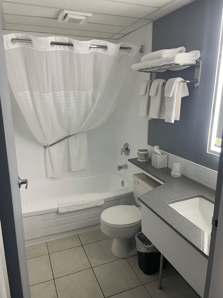 Room, Multiple Beds, Non Smoking - Photo 4