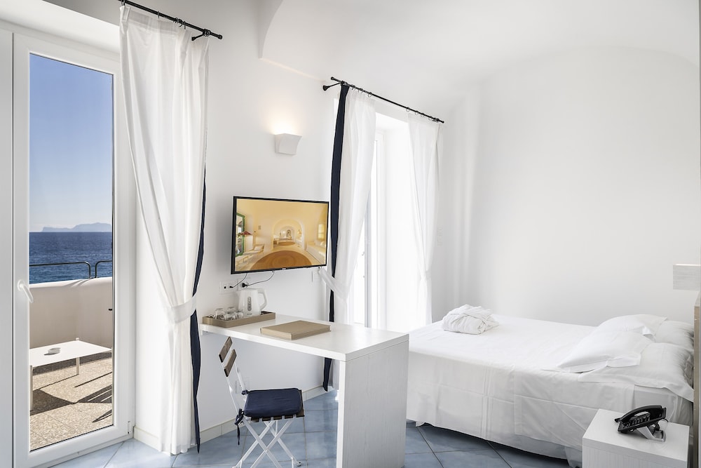 Deluxe Double Room - Photo 13