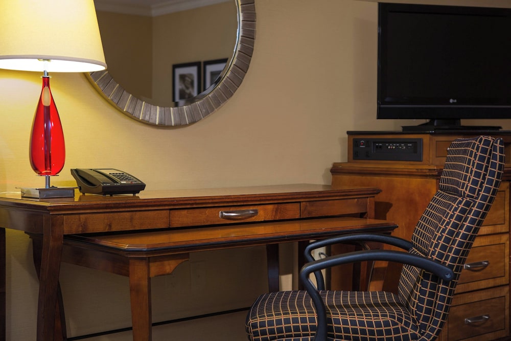 Room, 1 King Bed (Mobility/Hearing Accessible, Tub) - Photo 2