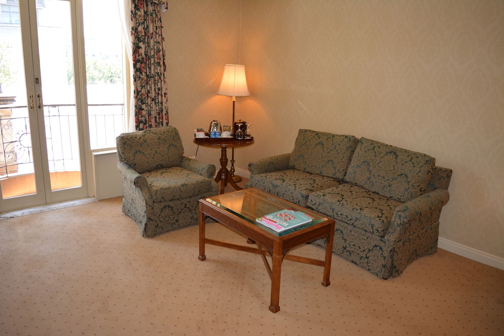 Deluxe King Room - Staycation