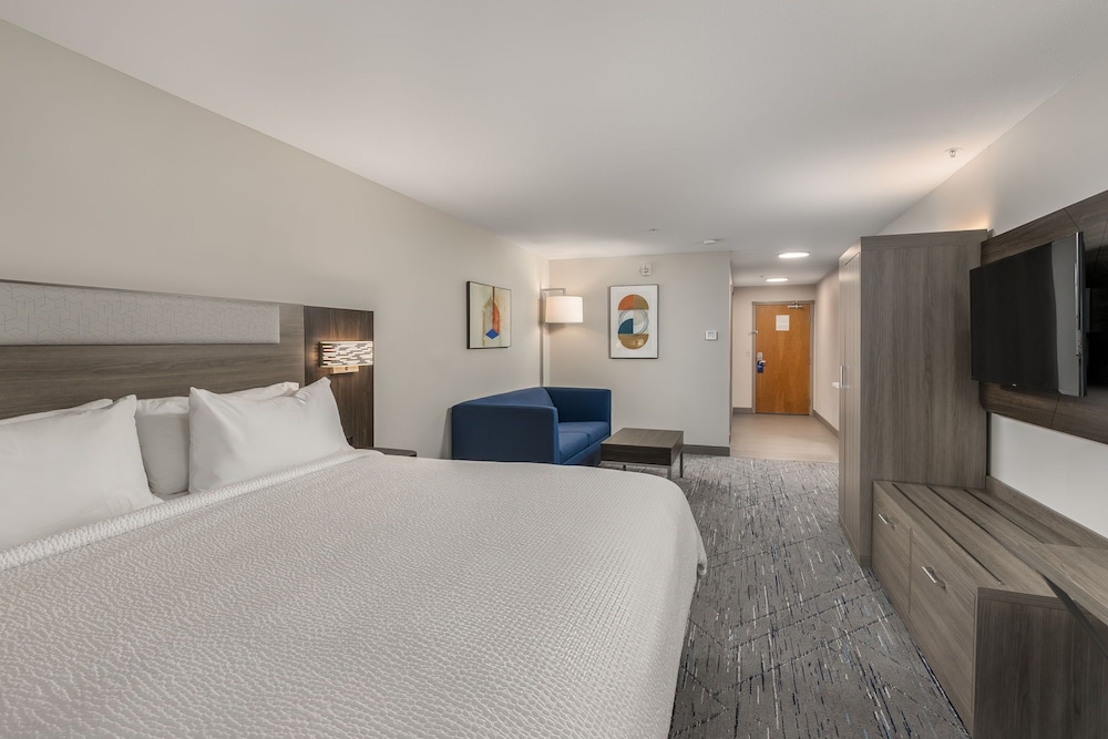 Suite, 1 Queen Bed, Mobility Accessible (Accessible Tub) photo 1