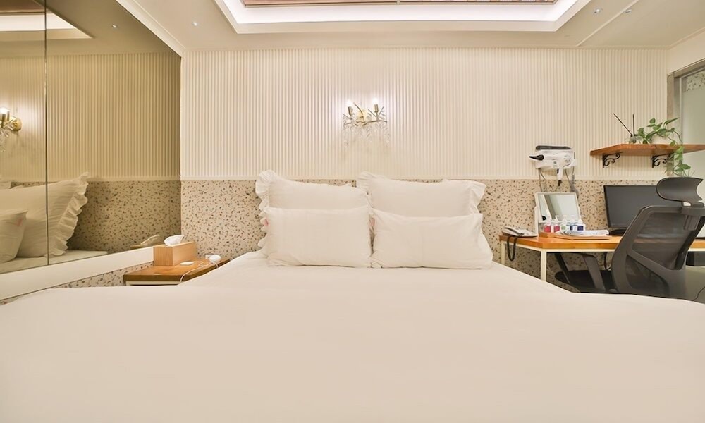 Deluxe Room - Photo 8