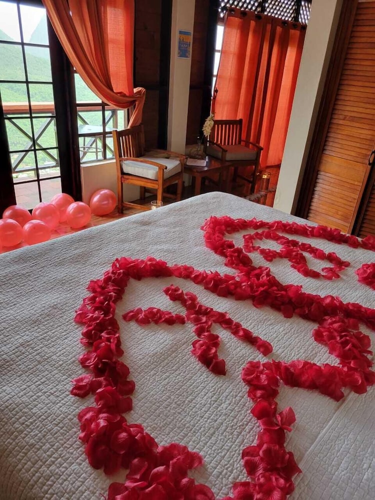 Honeymoon Suite, Hill View