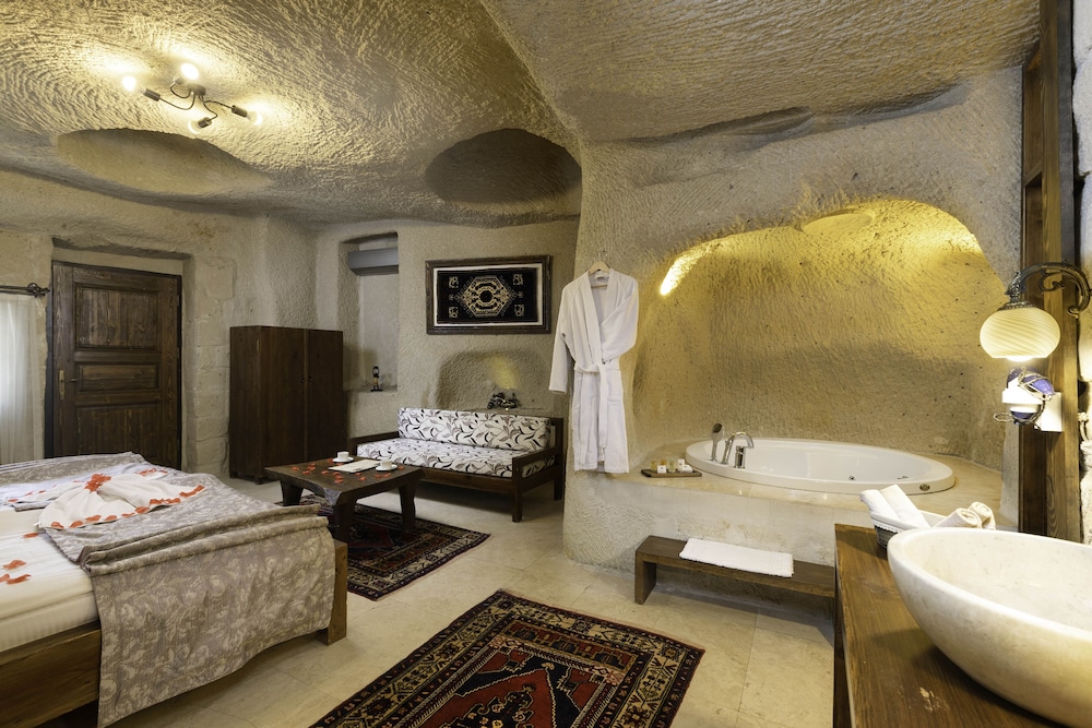 113 Junior Cave Suit with Jacuzzi photo 2