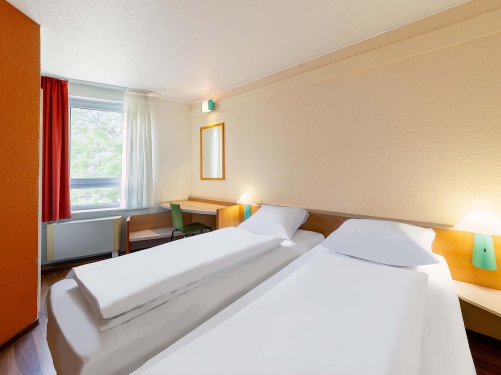 Twin Room - Photo 1