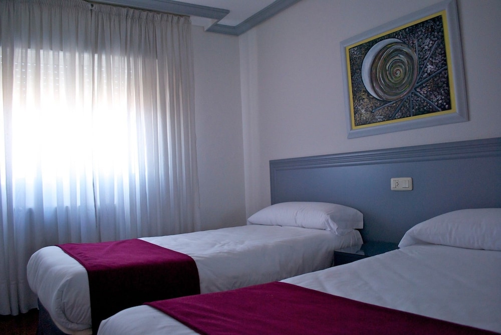 Standard Triple Room, 3 Twin Beds photo 2