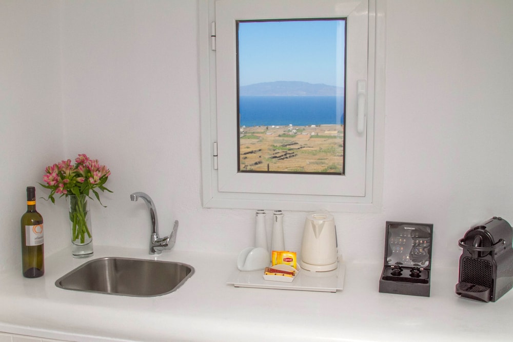 Panoramic Two-Bedroom Villa with Hot Tub and Caldera View (Camellia) photo 3