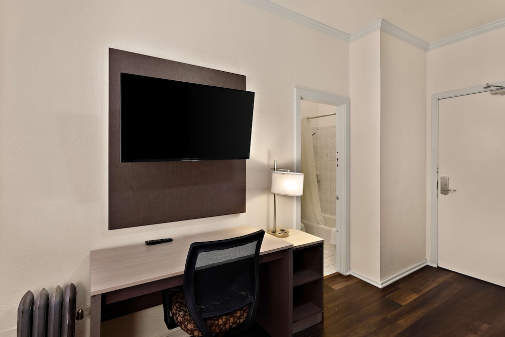 Standard Room, 1 Double Bed, Non Smoking, Refrigerator & Microwave - Photo 3
