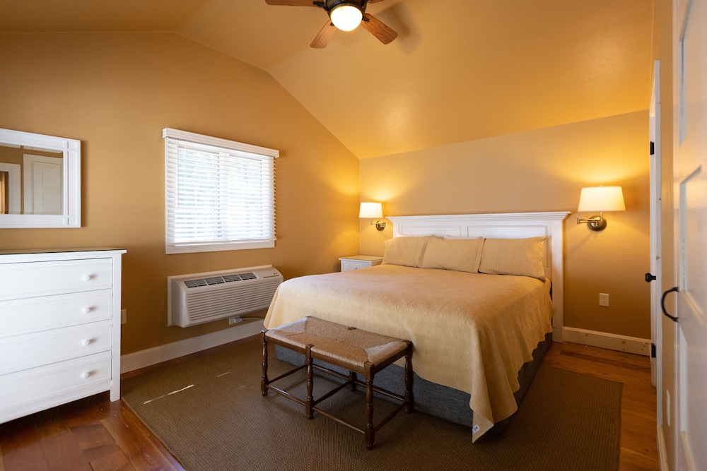 Deluxe Two Bedroom Cottage photo 3
