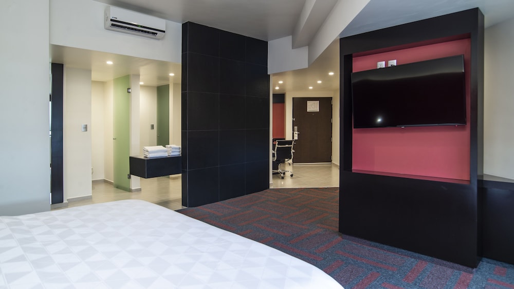 Suite, 1 King Bed (Living Area) - Photo 4