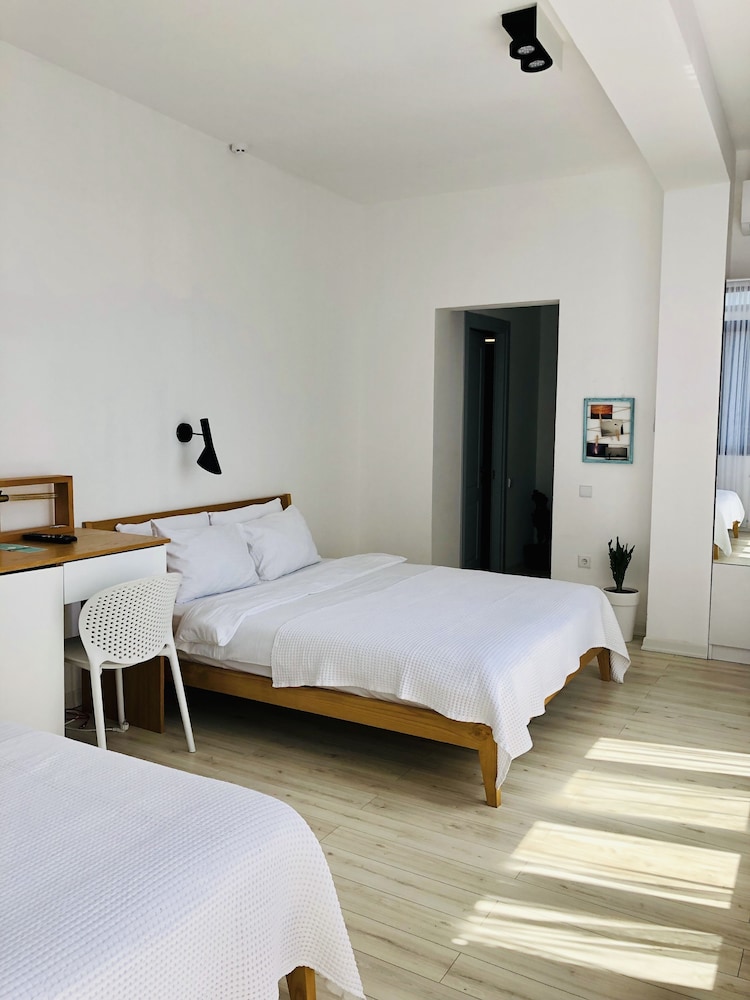 Standard Room, 2 Queen Beds, Courtyard View photo 2