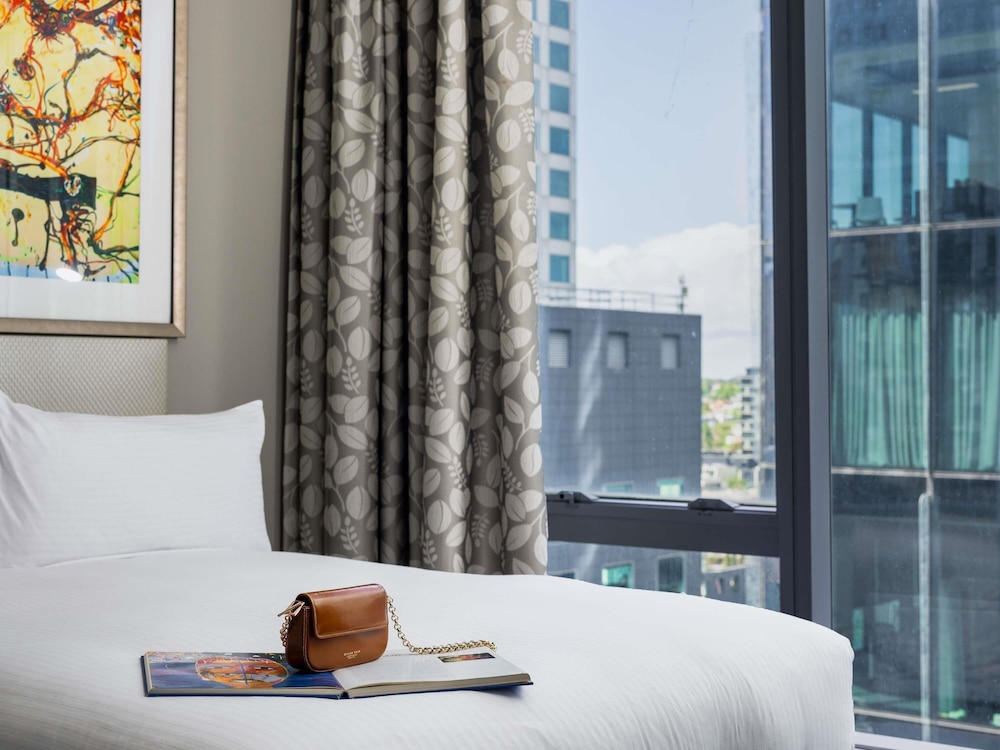 Deluxe Studio, 2 Queen Beds, Balcony (Deluxe Studio Suite Twin)