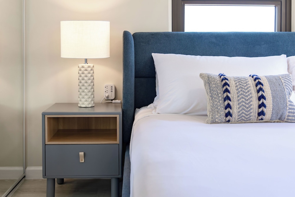 Premium Remodeled Condo with Ocean View and Parking: Premium Suite, 1 King Bed, Air conditioning, Ocean View (0194) photo