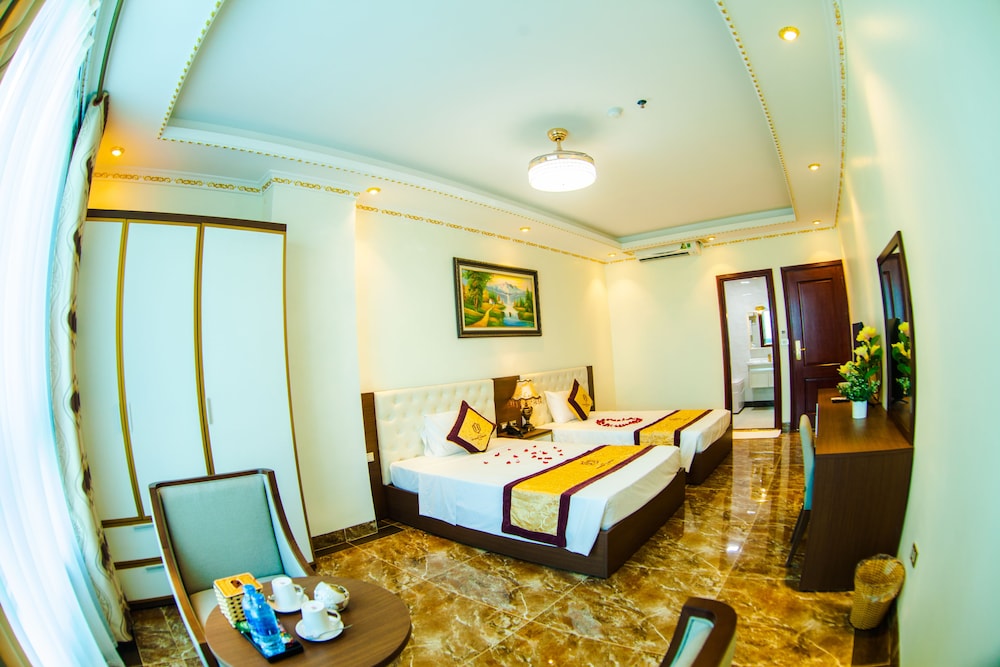 Deluxe Twin Room, 2 Queen Beds, Smoking, Corner photo 2