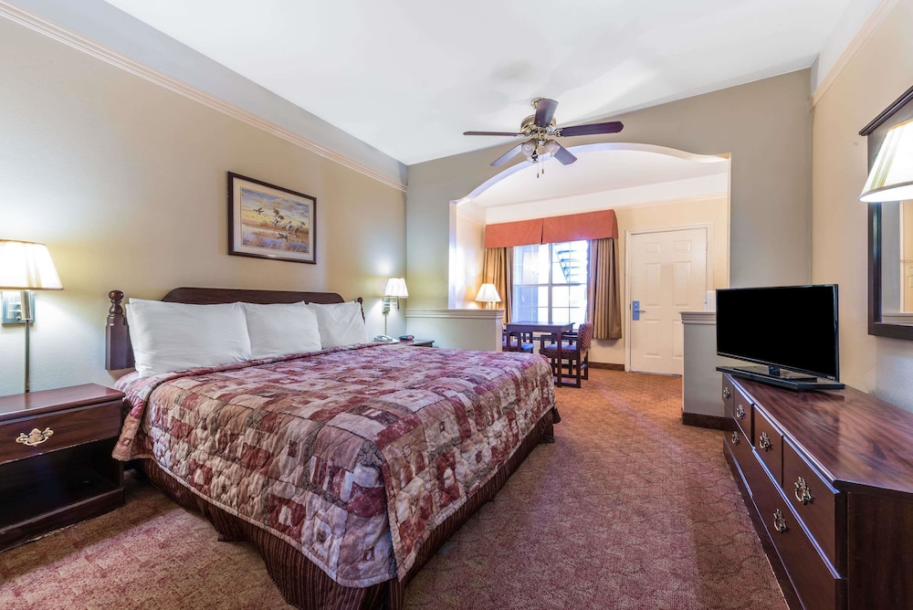 Studio Suite, 1 King Bed, Non Smoking - Photo 1