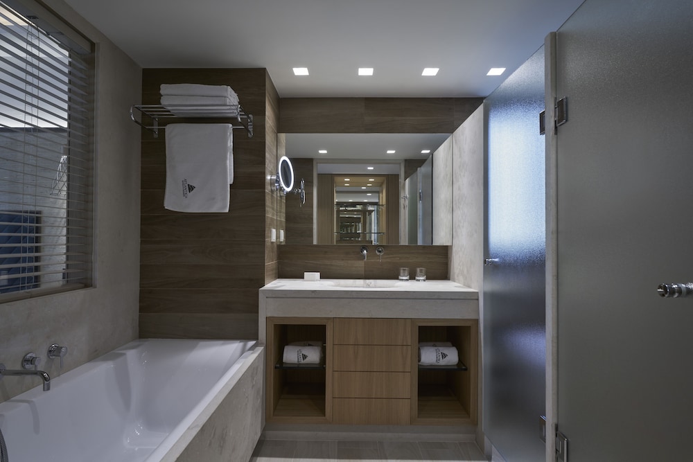 Premium Family Room Sliding Door Swim Up Inland View - Photo 2