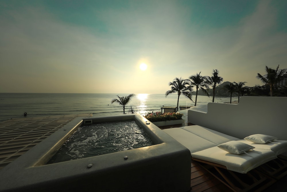 Suite, 1 King Bed, Sea View, Beachfront photo 2