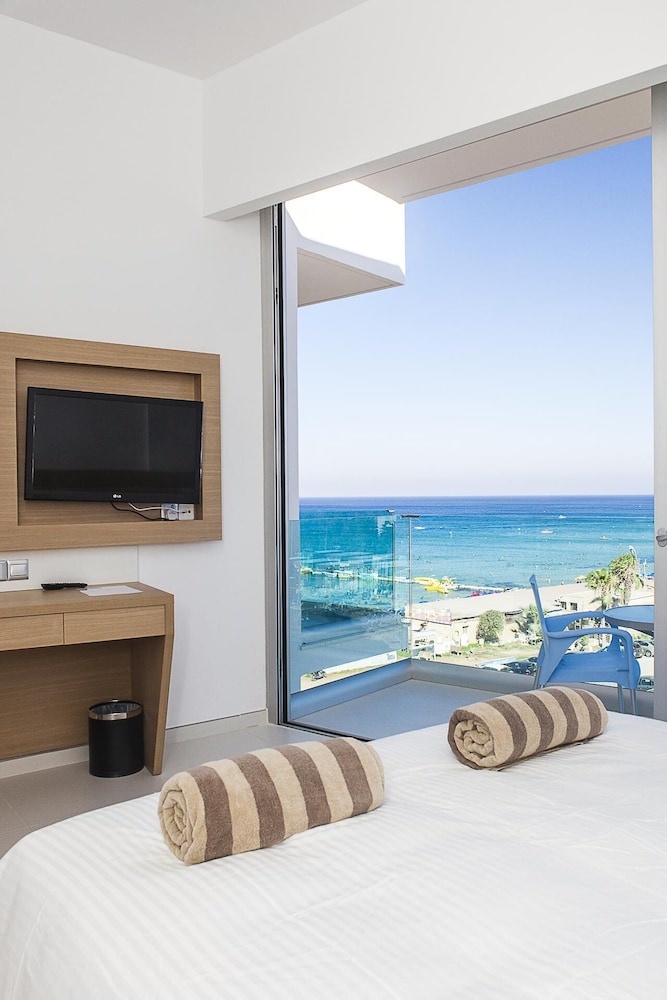 Classic Double or Twin Room, Partial Sea View photo 3
