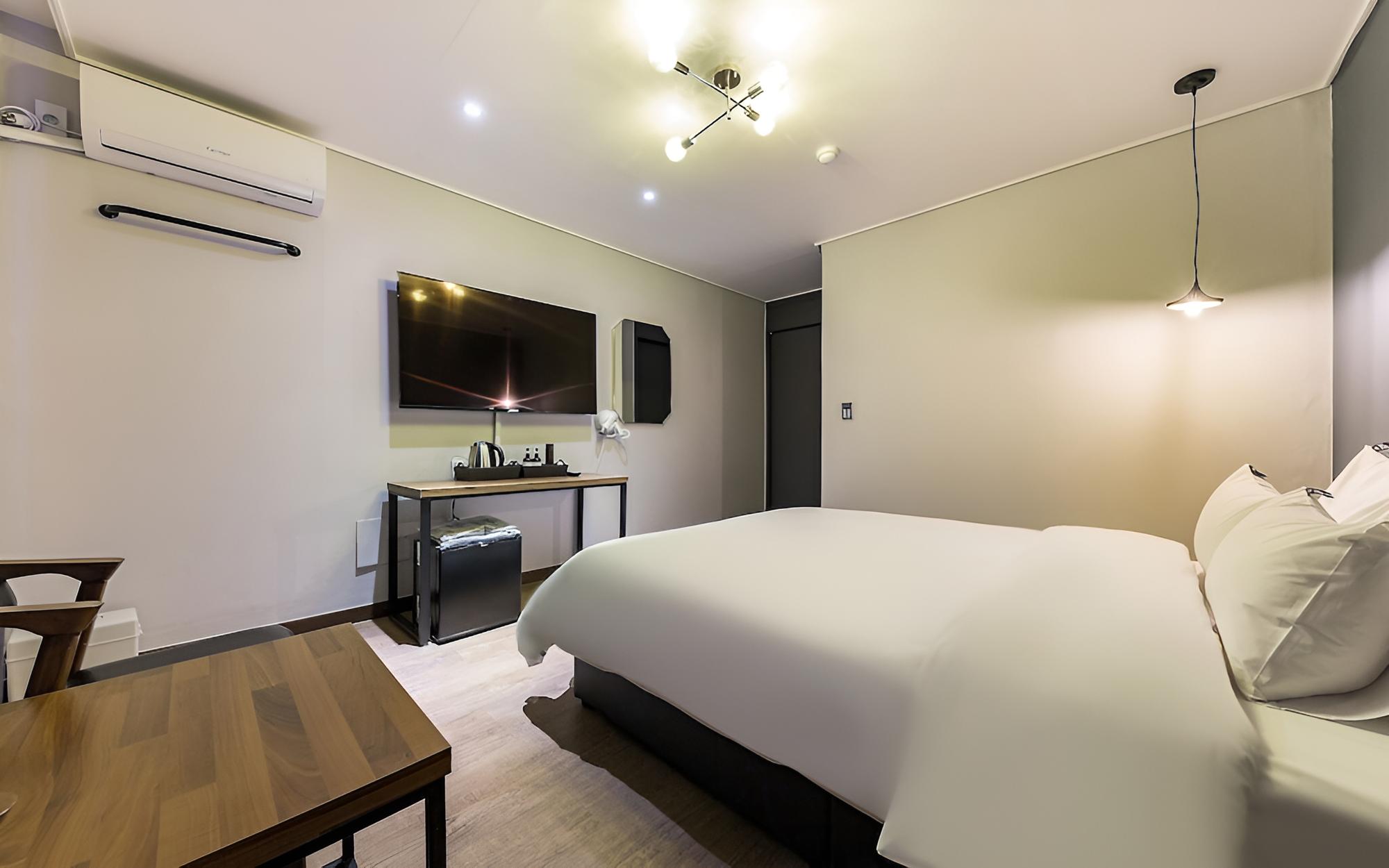 Room (Standard (hotel bedding latex bed)) photo 2