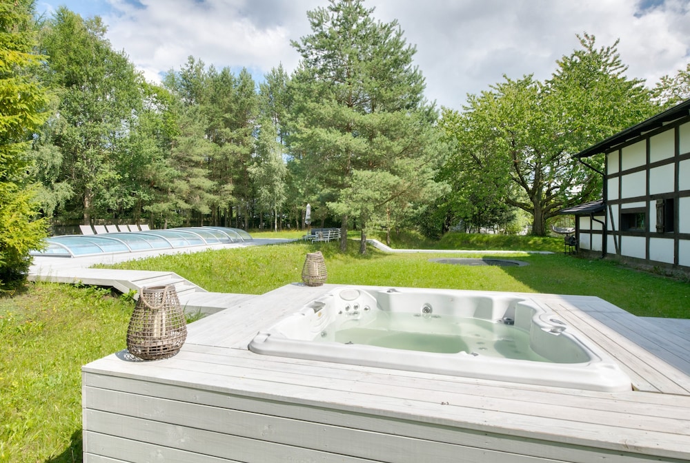 Superior House, 5 Bedrooms, Hot Tub, Poolside photo 3