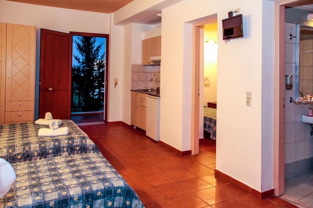 Family Room, 2 Bedrooms, Garden View