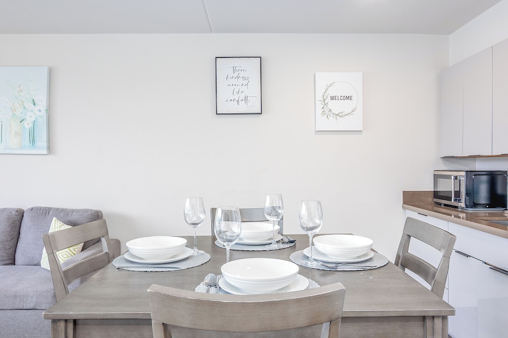 High Floor Mountain View Condo with 2 Beds and Parking: Condo, 1 Bedroom, Mountain View (0152) photo