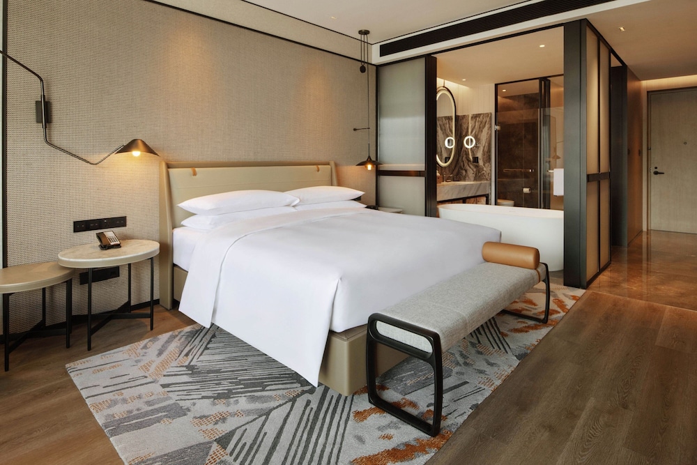 Superior Room, 1 King Bed photo 3