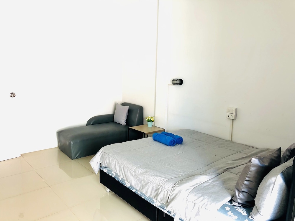 Basic Studio, 1 Queen Bed photo 2