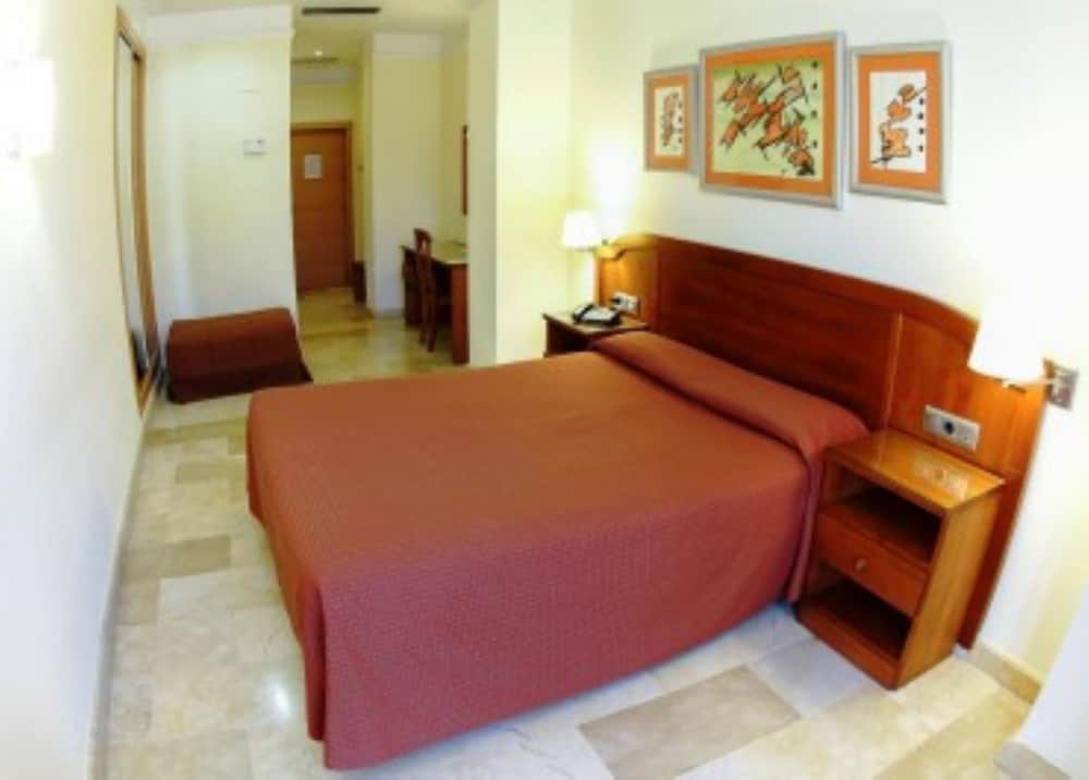 Double Room (2 adults + 1 child) - Photo 1