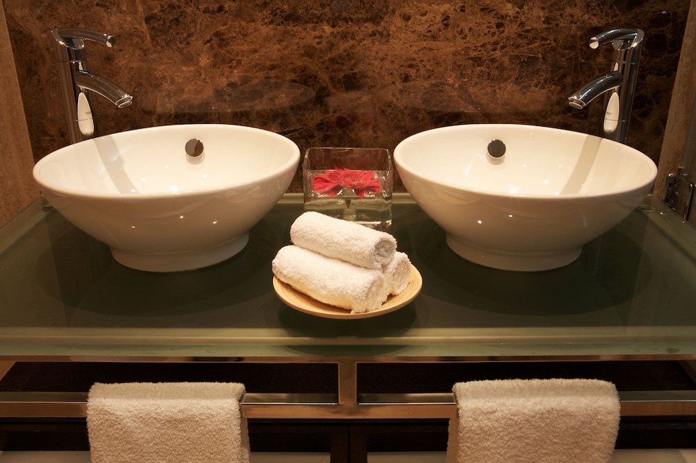 Luxury Suite, 2 Bedrooms - Photo 11
