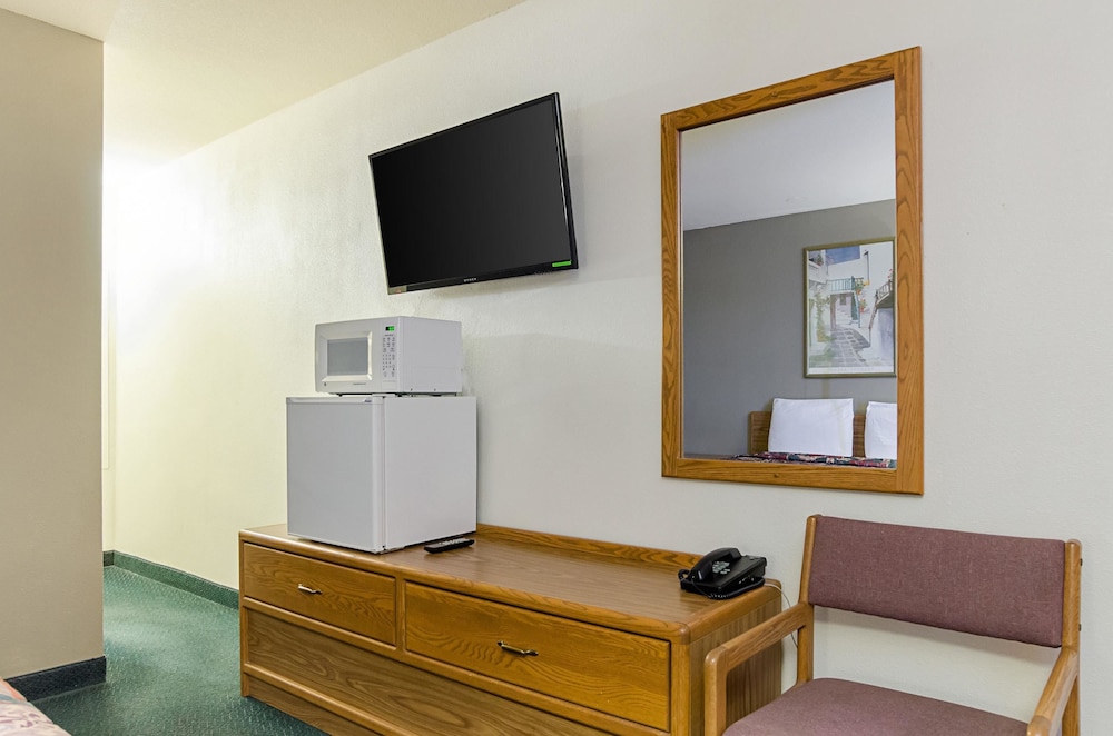 Standard Room, 1 Queen Bed photo 2