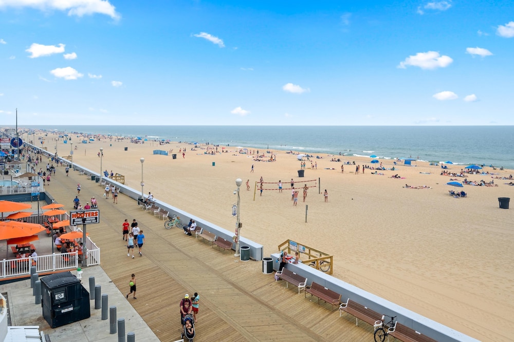 2 Queen Ocean Front Efficiency photo 3