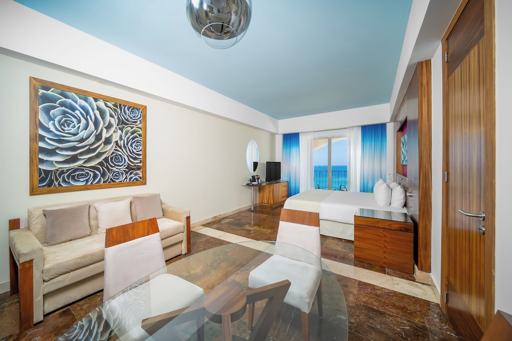 Altitude Junior Suite Ocean Front King photo 2