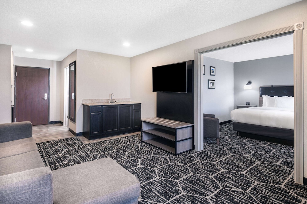 Family Suite, 1 King Bed, Non Smoking (Deluxe) - Photo 2
