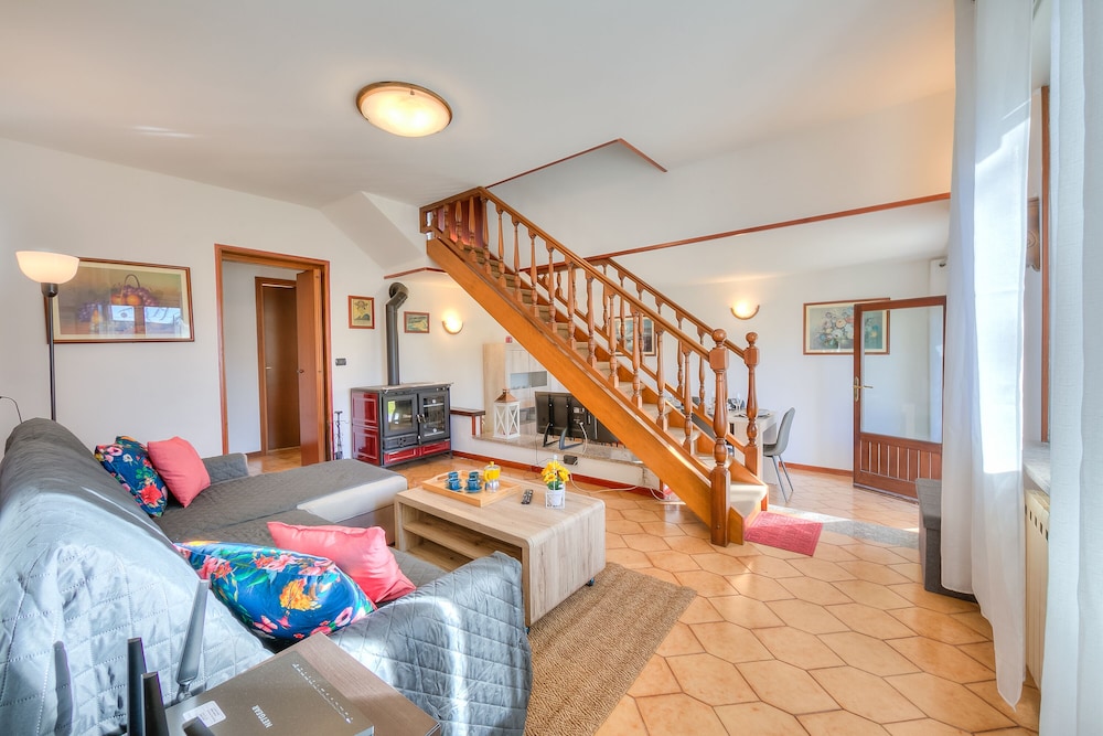 Standard House, Multiple Bedrooms, 2 Bathrooms (Cedar House Villa Few Minutes From) photo 3