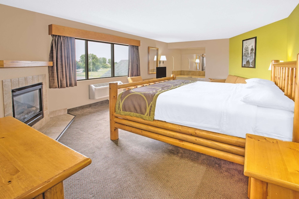 Grand Room, 1 King Bed photo 1