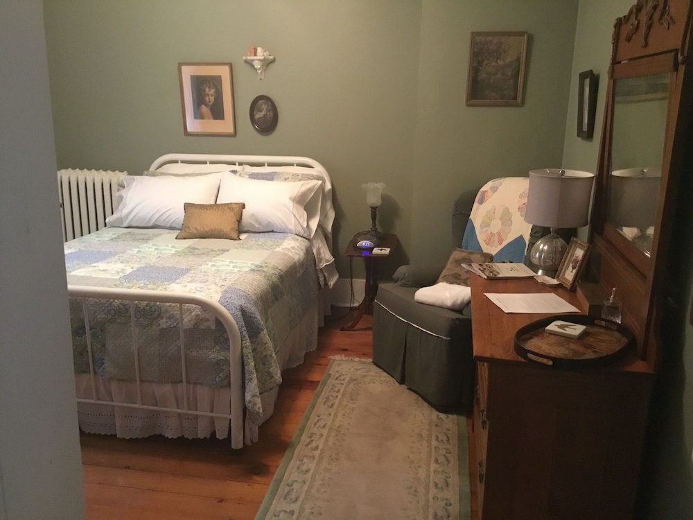 Hayley's Room With Shared Bath photo 1