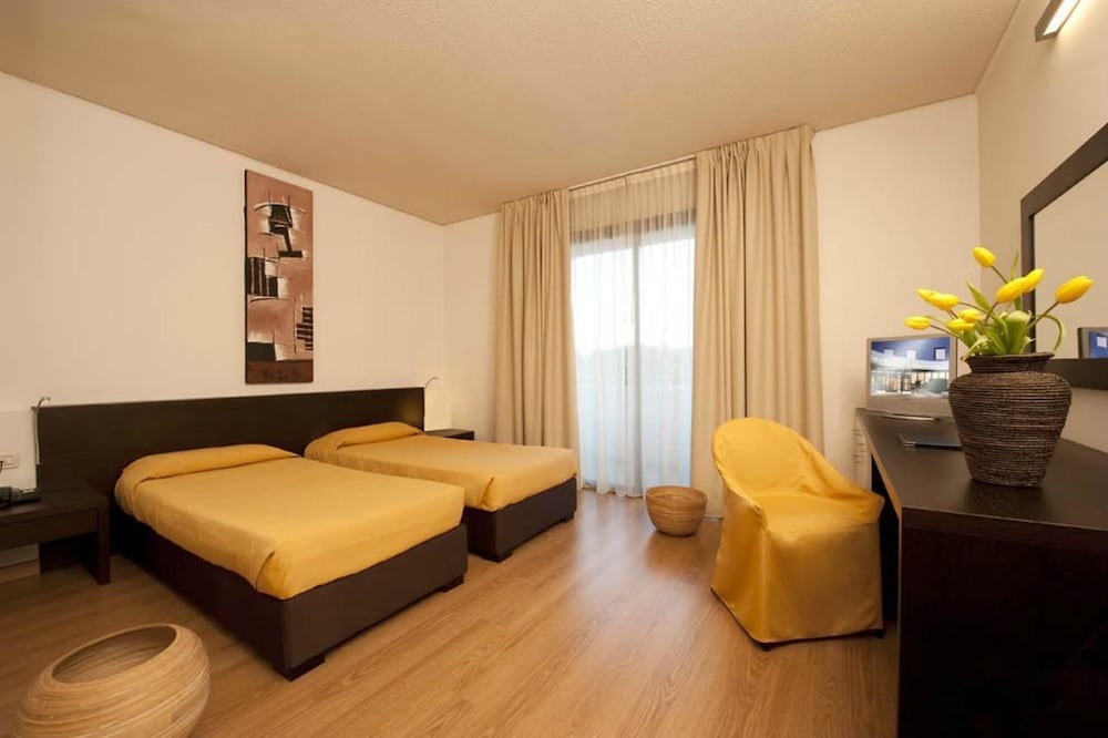 Executive Twin Room - Photo 3